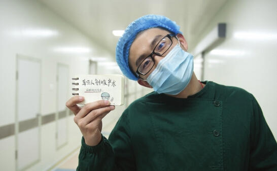 我母亲是一位聋哑人,她说话我们都听不懂。我