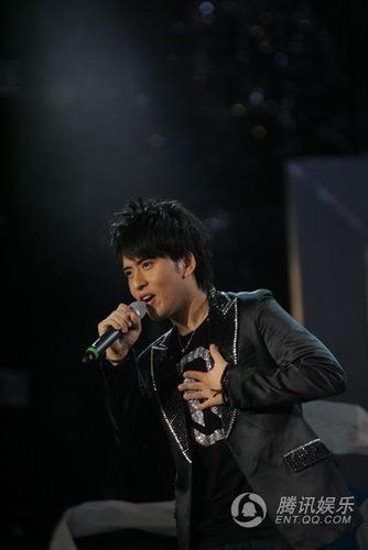 扎西顿珠唱的北京的金山上伴奏谁有啊?-急求!