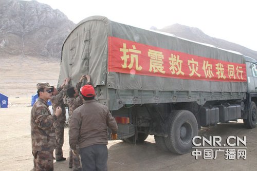 为了救援灾区,某公司用几辆载重量为8吨的汽车