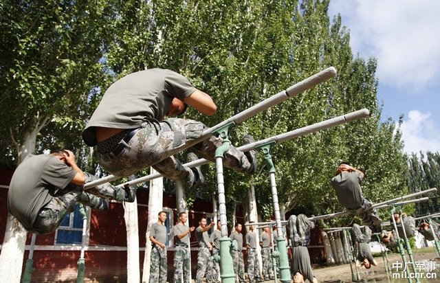 当兵刚一去新兵连都是做多少俯卧撑、多少仰卧