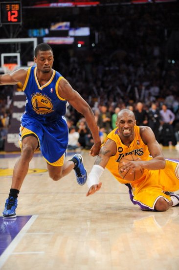 打篮球时,运球过肩或高于头顶,到底算不算违例