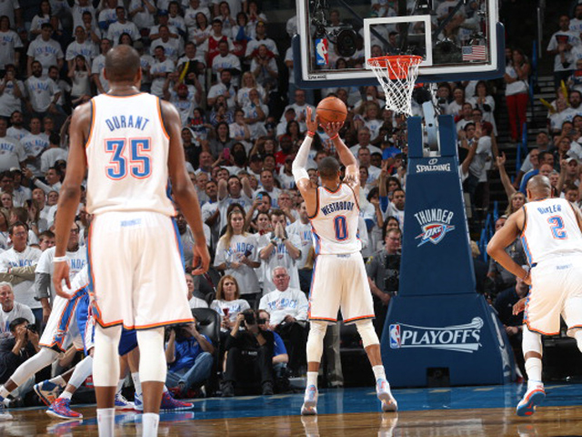 在三人篮球赛中,裁判应该怎样站位观察?如何在