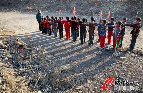 组图:中国民间刮起武术风 幼童苦练基本功_图