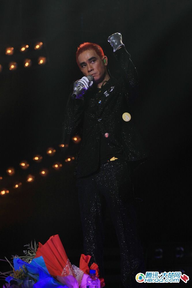 陈小春武汉个唱郑伊健助阵 女友应采儿低调现