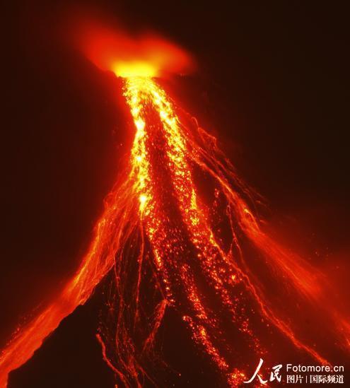 高清图:菲律宾马荣火山口白烟缭绕 岩浆外流