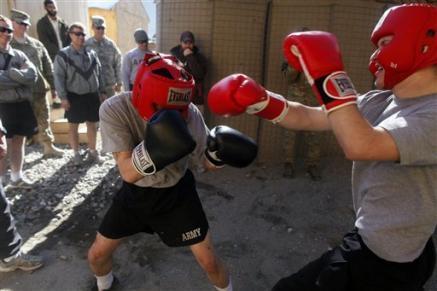 组图:美国大兵阿富汗上演凶悍街头拳击_图片站