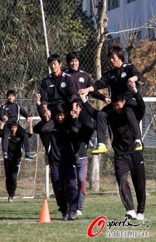 组图:中超球员圣诞训练 玩猪八戒背媳妇_图片