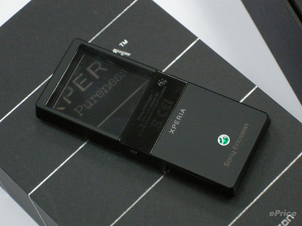 舒淇展示索爱透明屏幕手机