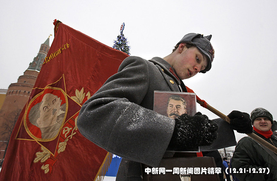 一名俄罗斯士兵手持斯大林肖像,等着向莫斯科红场上的斯大林墓敬献