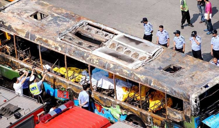 5. juuni, Chengdu, Sichuan ja Shaanxi Road buss pommirünnakute aset tõsiselt põles väike sõiduauto ja šokk