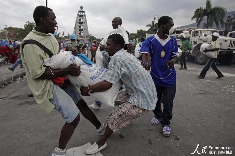 高清图:海地灾民哄抢救援物资引发骚乱