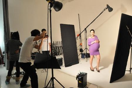钟丽缇怀孕九月拍写真 肚大如箩显母性美
