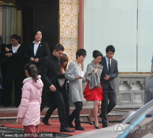 董洁上海捞金美丽冻人 潘粤明做廿四孝老公(图