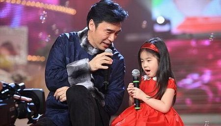图文:钟镇涛携女儿同台表演 <em>父女对唱</em>很温情-娱