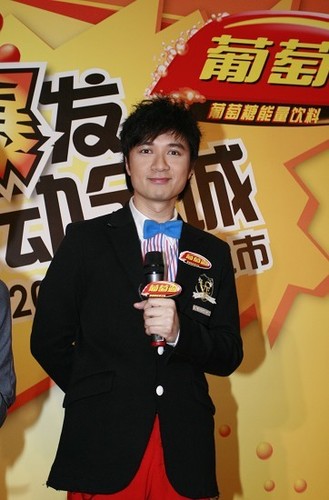 组图:古巨基大玩益智问答游戏 将与孙楠合唱