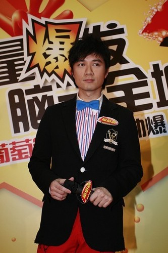 组图:古巨基大玩益智问答游戏 将与孙楠合唱