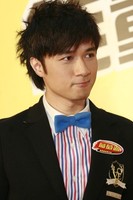 组图:古巨基大玩益智问答游戏 将与孙楠合唱