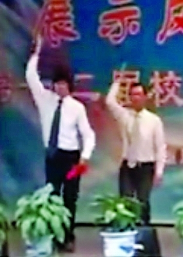 男教师雷人舞走红 乐见老师变娱乐