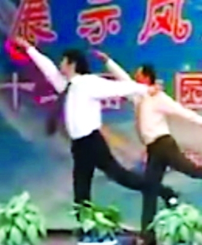 男教师雷人舞走红 乐见老师变娱乐