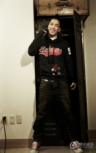 组图:Bigbang被选为服装模特 地铁上大秀舞姿