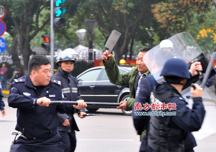 高清图:中山菜刀男大闹交通岗亭被警察制服