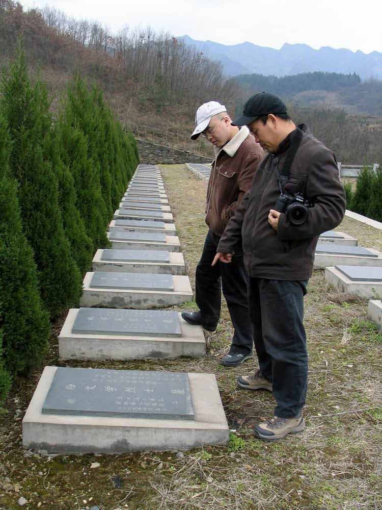 姜书范在襄渝铁路烈士陵园采访牺牲的战士的