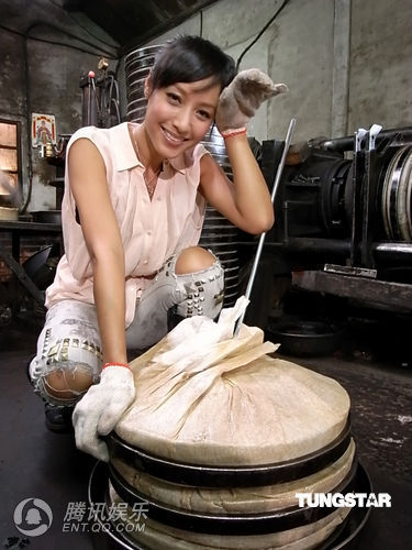 组图:蒋怡主持台湾美食节目 细细品味北港美食