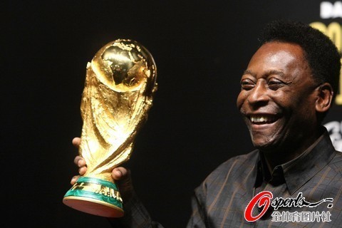 组图:贝利首夺大力神杯 球王一生跟它无缘