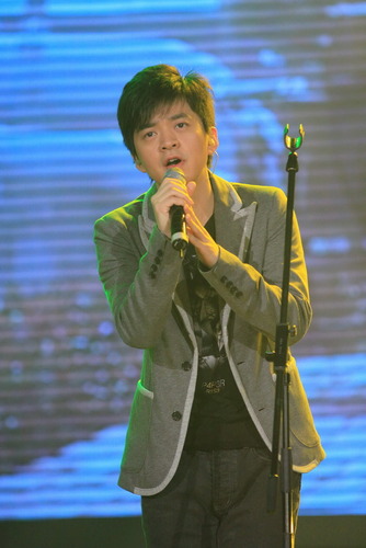 东方春晚李健唱《传奇》 比王菲更见悠远-传