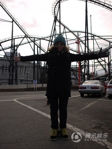 周笔畅日本行 体验悬挂式过山车被称女飞侠