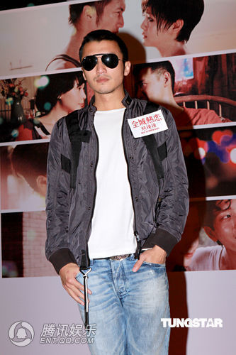 组图:《全城热恋》首映 徐熙媛与霆锋吻戏被剪