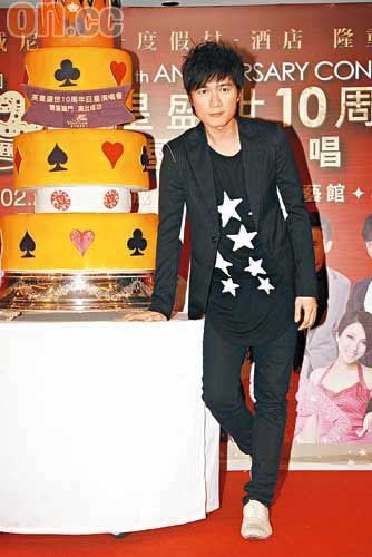 组图:容祖儿台上换衣 古巨基8分钟串烧金曲_娱