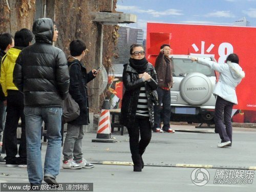 <em>李湘</em>穿金<em>黄色</em>豹纹装 丰满身材愈显富态(图)_