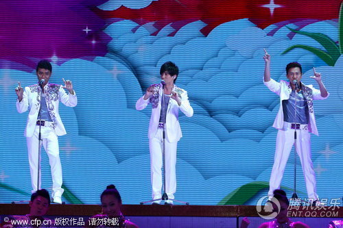 组图:小虎队春晚摆动作 吴奇隆难现经典后空翻