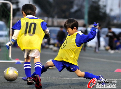 组图:揭秘日本儿童足球如何从娃娃抓起