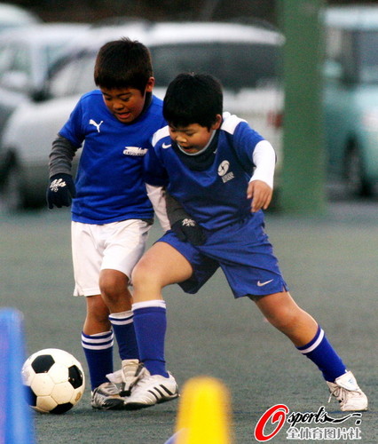 组图:揭秘日本儿童足球如何\从娃娃抓起\