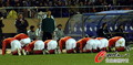 组图：韩国男足反超比分后集体向许丁茂下跪