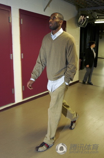 科比全明星秀时装哲学 毛衣套衬衫装是他最爱