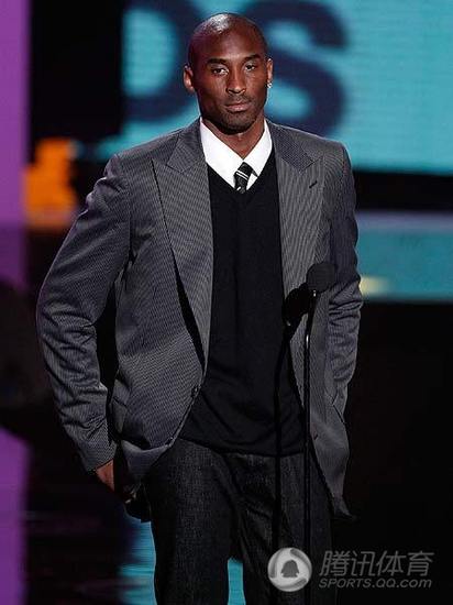科比全明星秀时装哲学 毛衣套衬衫装是他最爱