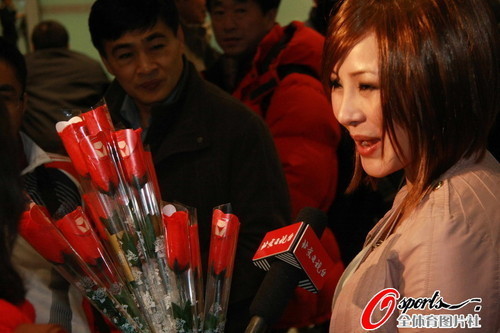 国足返京机场遭迷围堵 亢奋球迷大呼万岁(图)