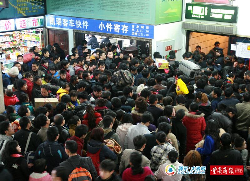 火车站发送旅客超6万 上海北京火车票紧_新闻