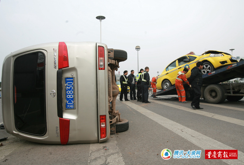 长安车被出租车撞翻 警察司机合力将其扶正_新