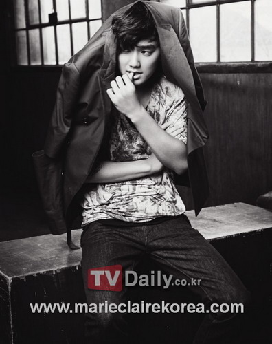 组图:韩星俞承浩变身熟男 展现性感男性魅力