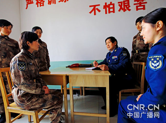高清图:女兵新兵连趣事多--舞蹈教练是新兵