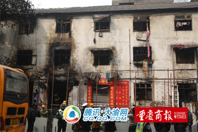 老乞丐玩火烧大楼 妇女3楼逃生跳下身亡_新闻