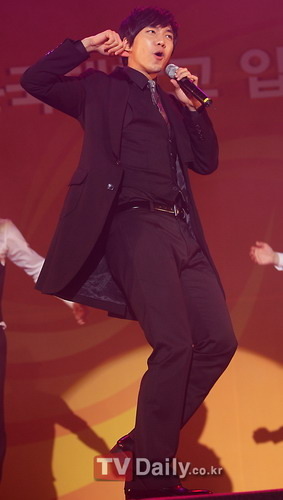 组图:李胜基,少女时代徐贤参加大学入学式