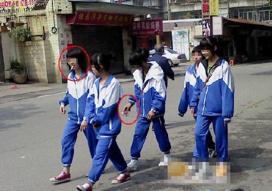 0后大姐大穿校服嘴叼香烟招摇过街 号称<em>13妹</em> 