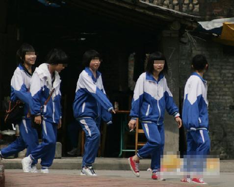 0后大姐大穿校服嘴叼香烟招摇过街 号称<em>13妹</em> 