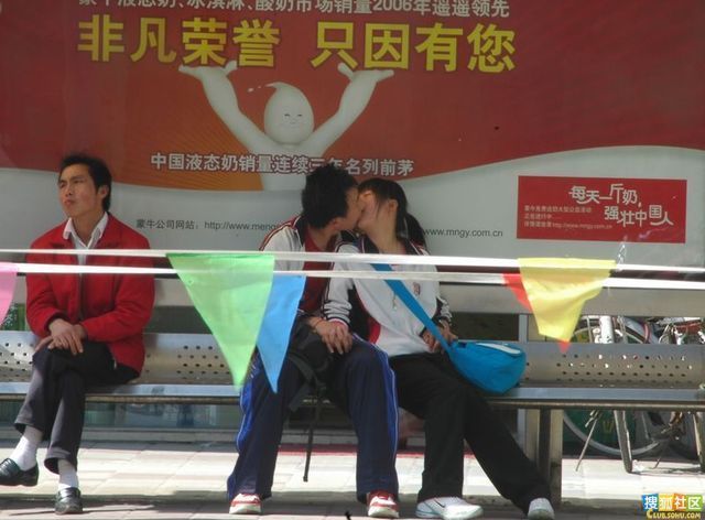太疯狂了!90后女学生当街狂吻制服男_女生日