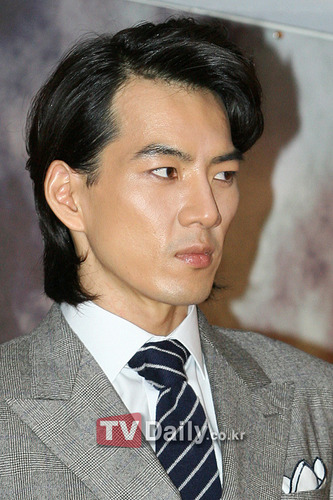 《被称为神的男人》发布会 韩彩英性感登场